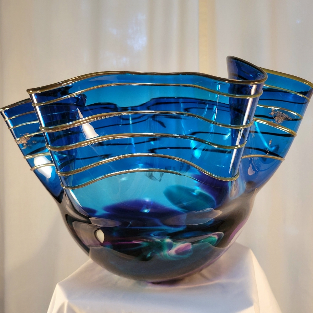 Scott & Laura Curry PNW Art Glass Blue/Gold Large Ruffled Handkerchief Bowl 2002 - Picture 3 of 10